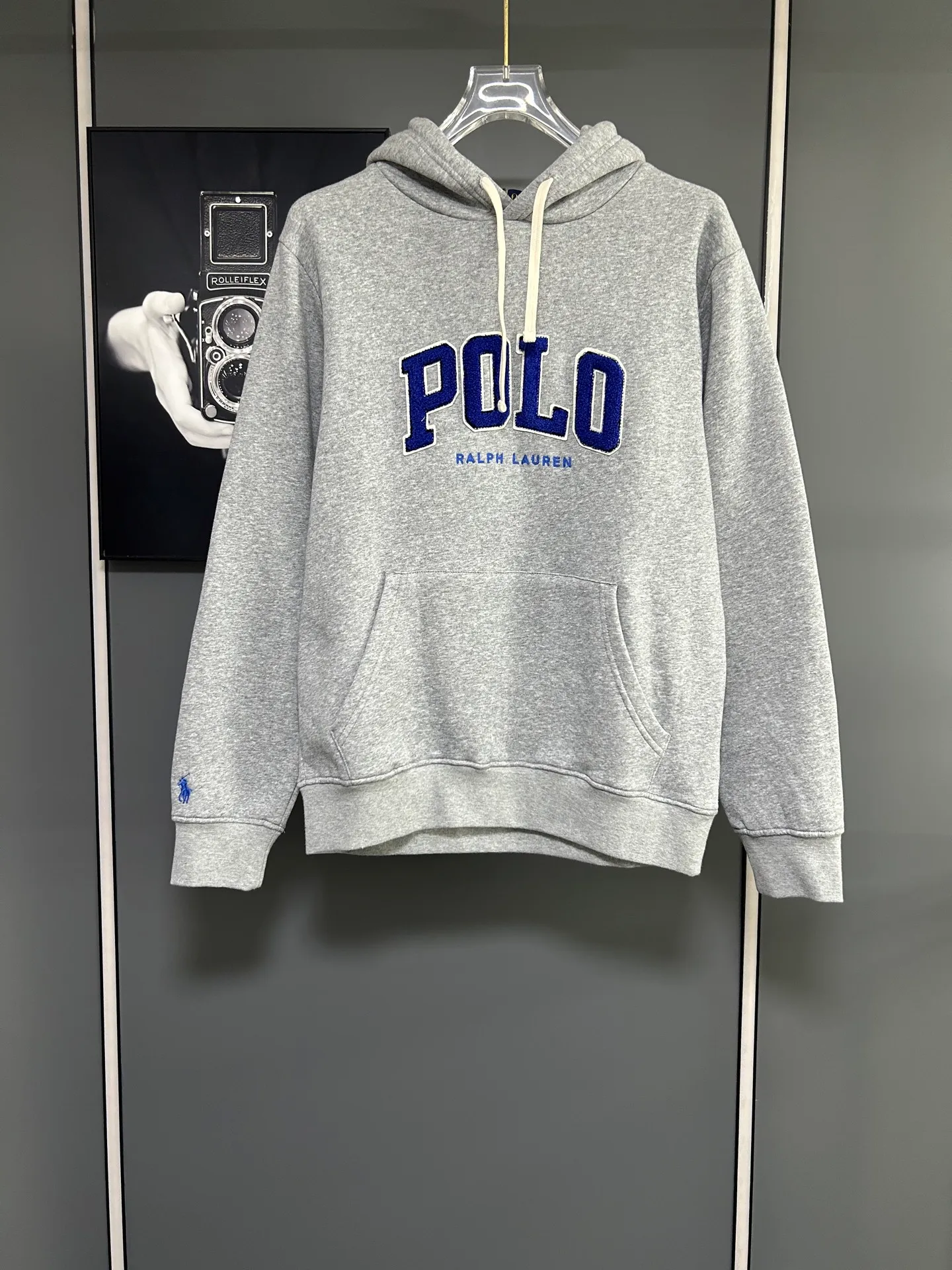 P230 𝗥𝗮𝗹𝗽𝗵 𝗟𝗮𝘂𝗿𝗲𝗻/Ralph Lauren🐎Towel embroidered hooded sweatshirt 380g Expo velvet hooded sweatshirt High-end official original one-to-one replica - customized original fabrics, accessories, hang tags, collar labels, and packaging are all made according to the original version to distinguish the cheap and wrong versions on the market This hooded sweatshirt is decorated with the simple style that represents Ralph Lauren and is paired with the classic Polo towel embroidery pattern, which is three-dimensional and full! The solid color fabric paired with exquisite embroidery instantly sets it off! Hooded sports design, loose and casual fit! The overall texture is very strong! Through the pictures, we can feel the thickness and texture of custom-woven and dyed threads. The workmanship is exquisite. They are shipped from major foreign trade factories. They are all made by masters with many years of experience. Everything is of high standards and requirements! Simple and versatile style ~ super delicate and soft, close to the body without being tied, all fabrics and accessories are original custom-made and of high quality! Perfectly reflects the brand’s sense of superiority! Standard cut, comfortable stretch, unrestricted movement! Highly practical, high-end and classy! Versatile style ~ can be paired with jeans or jogging pants. Ideal for transitioning from your morning commute to weekend events!  Color: Gray Blue Size: S-2XL